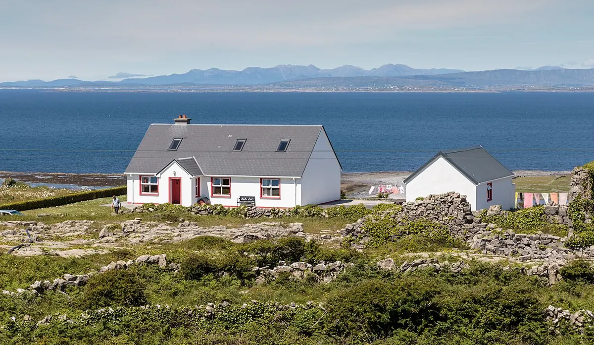 Una casa bianca a Inishmore affacciata sul mare, nelle Isole Aran
