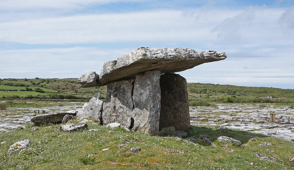 Il Dolmen di Poulnabrone fra le lastre di calcare del Burren