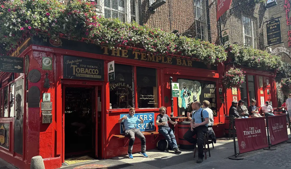 Il pub The Temple Bar, con la facciata rossa, nel quartiere di Temple Bar a Dublino